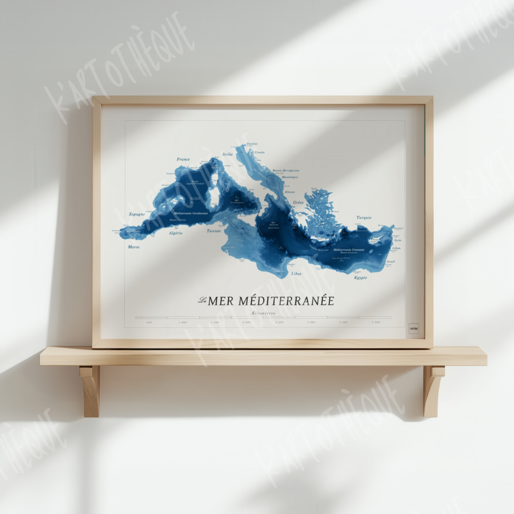 Carte de la Mer Méditerranée encadrée – Affiche murale décorative montrant côtes, îles et reliefs méditerranéens par Kartothèque.