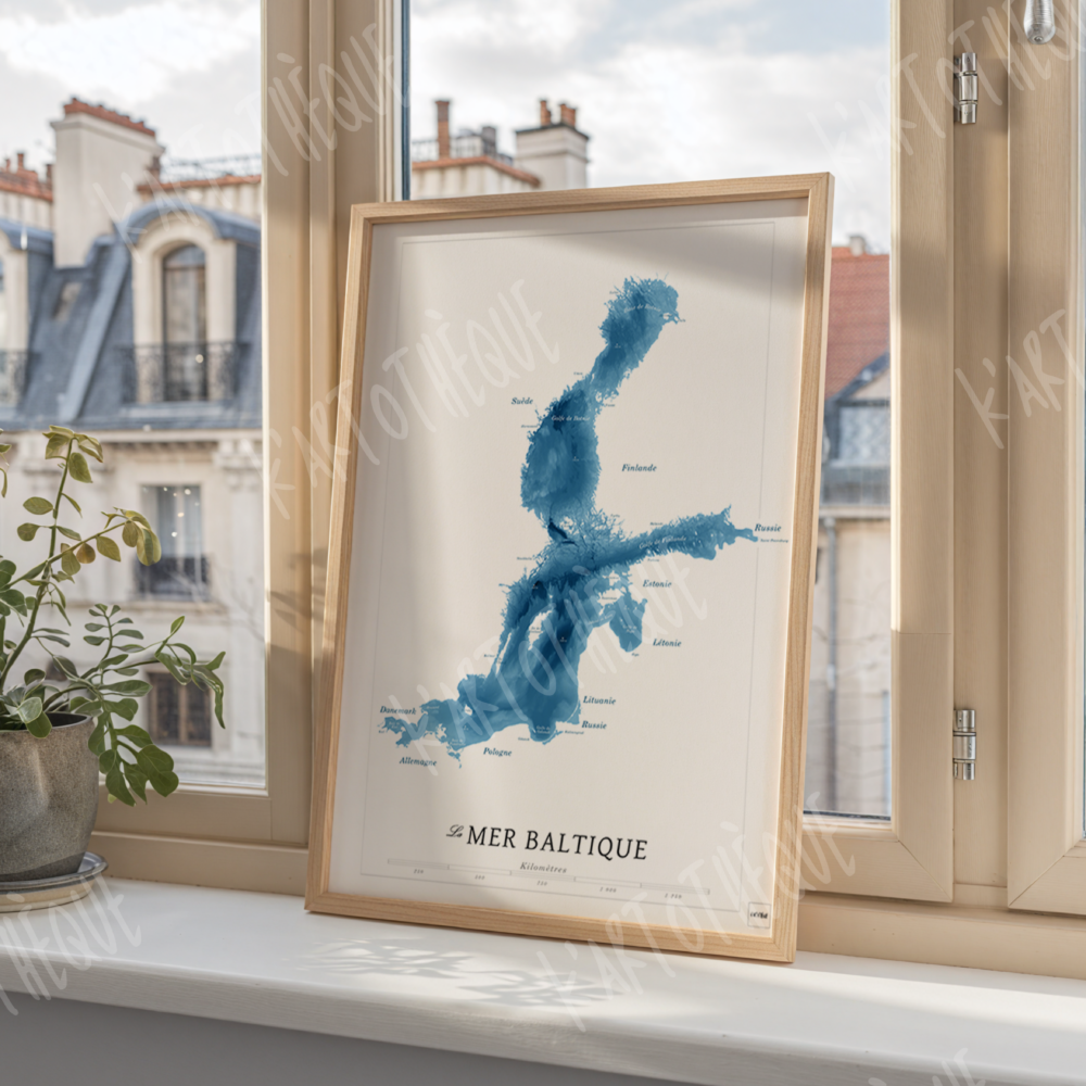 Carte artistique de la mer Baltique en bleu aquarelle, illustrant les pays côtiers tel que la Suède, la Finlande, l'Estonie, la Russie, la Pologne, l'Allemagne et le Danemark. Affiche élégante et minimaliste idéale pour la décoration intérieure.