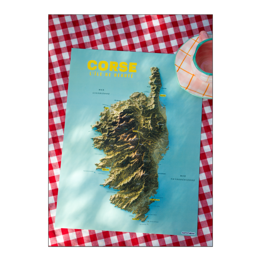 Affiche murale décorative de la Corse créée par Kartothèque, représentant l'Île de Beauté vue du ciel